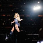 Taylor Swift en una actuació de la seva gira The Eras Tour (Paolo V/ Flickr)
