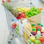 En èpoques d'inflació, l'impacte es nota especialment al carro de la compra (pressfoto/freepik)