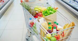 En èpoques d'inflació, l'impacte es nota especialment al carro de la compra (pressfoto/freepik)