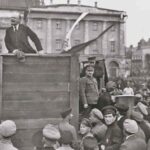Lenin pronuncia un discurs davant l'Exèrcit Roig davant del Teatre Bolxoi de Moscou el 1920 (Grigori Petrovich Goldstein / Domini públic)