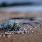 Les platges gallegues han aparegut plenes de boletes de plàstic (Soren Funk /Unsplash)