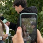 Redactors del diari Som Cor Report de l'escola Cor de Maria de Mataró realitzant una entrevista