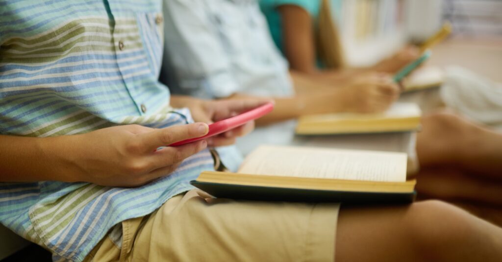 El mòbil quedarà prohibit a totes les escoles d'infantil i primària de Catalunya (zinkevych /freepik)