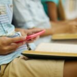 El mòbil quedarà prohibit a totes les escoles d'infantil i primària de Catalunya (zinkevych /freepik)
