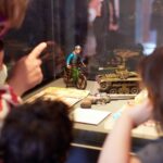 Uns infants observen joguines històriques al Museu d'Història de Catalunya (Pepo Segura)