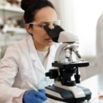 Només el 33,3% de persones que es dediquen a la investigació són dones (Edward Jenner/ Pexels)