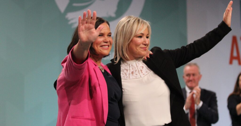 Mary Lou McDonald, presidenta del Sinn Féin, amb la republicana Michelle O’Neill, ministra principal i cap de l'executiu d'Irlanda del Nord (Sinn Féin/Flickr)