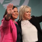 Mary Lou McDonald, presidenta del Sinn Féin, amb la republicana Michelle O’Neill, ministra principal i cap de l'executiu d'Irlanda del Nord (Sinn Féin/Flickr)