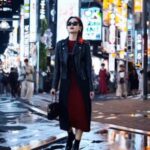 Aquesta imatge d'una dona caminant per Tòquio ha estat creada per intel·ligència artificial a partir d'indicacions humanes (Sora/OpenAI)