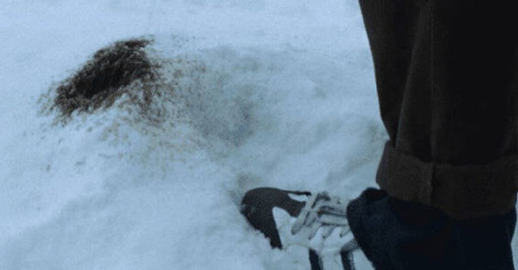 Fotograma de la pel·lícula on es veu l'orina negre