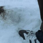 Fotograma de la pel·lícula on es veu l'orina negre