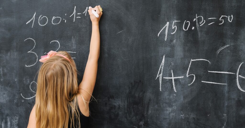 La bretxa de gènere es manifesta des de les etapes més primerenques de l'educació (Freepik)