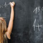 La bretxa de gènere es manifesta des de les etapes més primerenques de l'educació (Freepik)