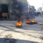 La situació de violència a Haití es viu des de fa anys. A la foto, crema de pneumàtics el 2019 (Voice of Haití/Wikipedia)