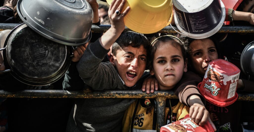 Uns nens davant d'un dels centres de distribució d'aliments a Rafah, al sud de la Franja de Gaza (UNICEF_ABED ZAGOUT)