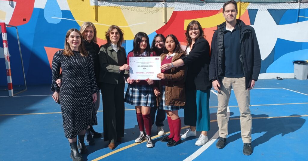 Belén Mateo, coordinadora d'àrea de Clariane, Ana Lozano, directora de comunicació i RSC de Clariane; i, Laura Andreu Camas, directora d'Ita Saragossa amb professors i alumnes de La Anunciata