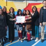 Belén Mateo, coordinadora d'àrea de Clariane, Ana Lozano, directora de comunicació i RSC de Clariane; i, Laura Andreu Camas, directora d'Ita Saragossa amb professors i alumnes de La Anunciata