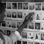 Un pare a Ruanda busca el seu fill perdut mitjançant el servei internacional de recerca familiar de la Creu Roja. (CICR/Benno Neeleman)