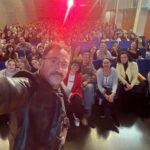 Juan Antonio Bayona es fa una selfie amb els assistents a la masterclass (Blanquerna)
