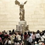 Visitants del Museu del Louvre de París, un dels que participa a La Nit dels Museus (Pxhere)