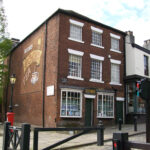 Els 'Pioners de Rochdale' van començar aquí la seva activitat, al N° 31 de Toad Lane, a Rochdale, on actualment es troba el museu del cooperativisme.