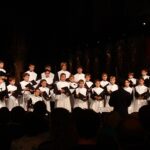 Fotografia d'arxiu de l'Escolania de Montserrat durant una actuació (Wikicommons)