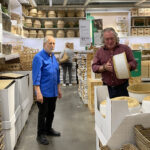 Fernando i Sergi Amat fent la tria dels objectes en una botiga d'Ikea (DHub)