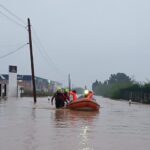 Els bombers rescaten uns veïns del municipi d'Alzina (Consorci Provincial de Bombers de València)
