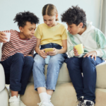 Un grup d'adolescents consultant el mòbil. (Pexels, Vanessa Loring)