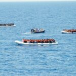 La fragata Canarias durant un rescat de migrants. (Ministeri de Defensa)