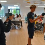 Alumnes del projecte RED durant la realització d'una entrevista per la seva revista escolar digital