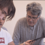 Uns alumnes als tallers de reparació ACER