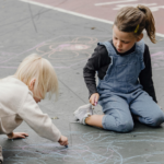 Infants jugant al pati d'una escola. Pexels/Allan Mas