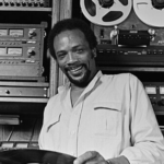 El productor Quincy Jones al seu estudi. (Wikimedia. Los Angeles Times)