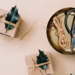 Detalls naturals i paper reciclat per embolicar els regals de Nadal/Disseny de Freepik