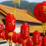 Els ornaments vermells decoren els carrers i les cases durant l'Any Nou xinès/Alexey Demidov/Pexels