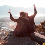 Pujar un cim és una de les activitats clàssiques als caus i esplais (pexels/arthur brognoli)