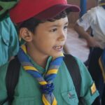 La camisa i el fulard son dos símbols propis dels caus (Pexels)