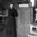 Marie Curie en el seu laboratori a París, l'any 1912 (Wikimedia Commons)