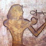 Tutmosis II va governar Egipte durant l'Imperi nou/Bloc de pedra amb relleu del Temple de Karnak-Wikimedia Commons