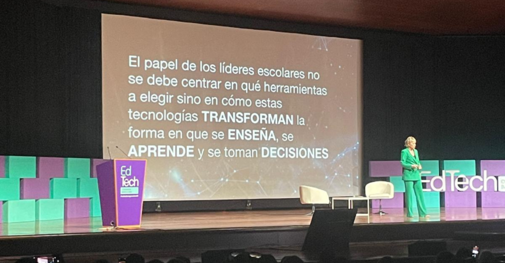 La copresidenta del Consell Assessor d’Intel·ligència Artificial de les Nacions Unides, Carme Artigas, durant la ponència inaugural del congrés/Junior Report