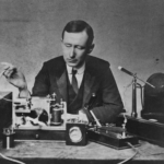 L’inventor Guglielmo Marconi utilitzant un aparell similar al que va fer servir per transmetre la primera comunicació sense fils a través de l’Atlàntic/Wikimedia Commons