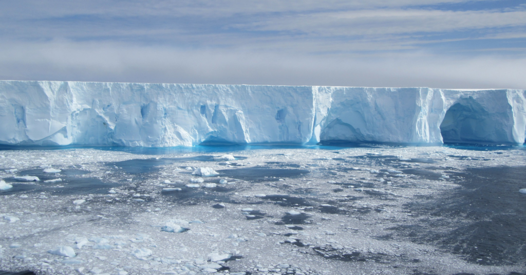 Un iceberg és un bloc de gel que es desplaça pel mar. (amanderson2 / Flickr)