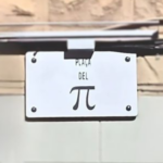 La nova placa de la plaça del π de Barcelona commemora el Dia Internacional de les Matemàtiques/ Ajuntament de Barcelona
