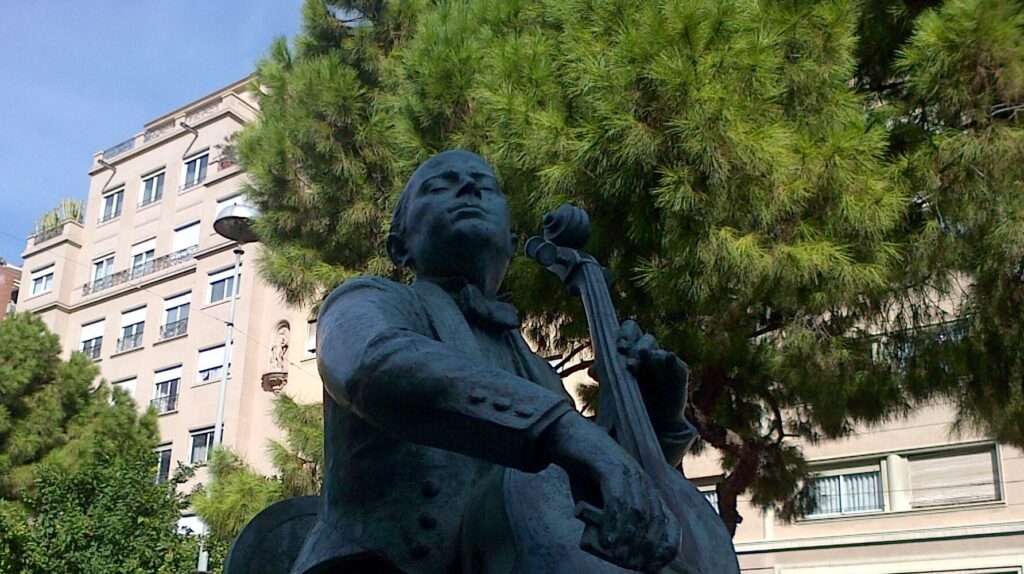 Escultura del violoncel·lista Pau Casals amb un arbre de fons