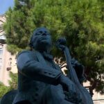 Escultura del violoncel·lista Pau Casals amb un arbre de fons