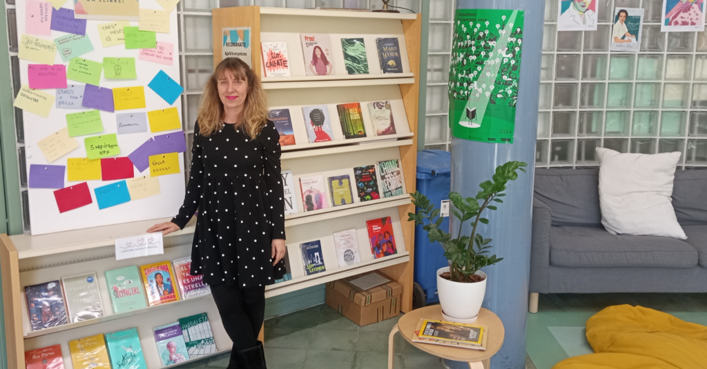 L'especialista en literatura juvenil, Julia Baena des de la biblioteca de l'institut on treballa/Julia Baena