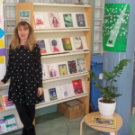 L'especialista en literatura juvenil, Julia Baena des de la biblioteca de l'institut on treballa/Julia Baena