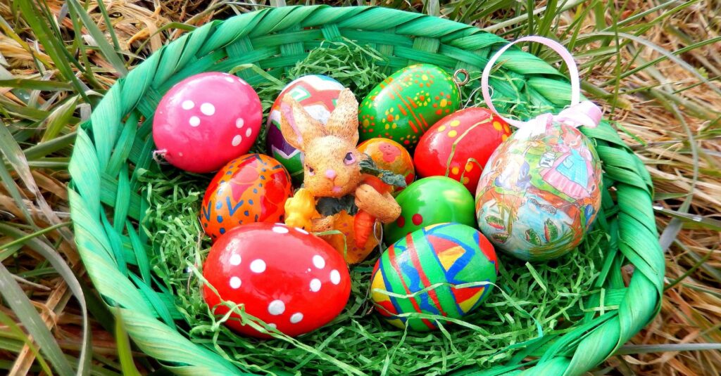 Una cistella amb ous de colors de Pasqua
