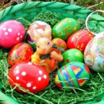 Una cistella amb ous de colors de Pasqua